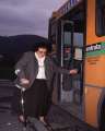 Persona con bastone che cerca di salire sull'autobus