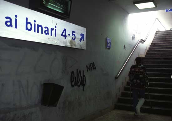 Il percorso inaccessibile a causa dei gradini per arrivare ai binari dei treni nella stazione ferroviaria di Bergamo
