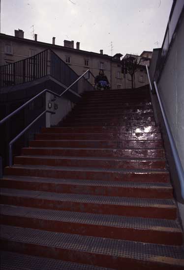 Disabile davanti all'impressionante scalinata che conduce all'entrata del cinema Apollo a Bergamo