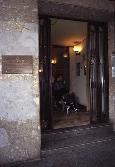 Ingresso con scale della sede di Bergamo del Ministero del Tesoro. Gli invalidi vi si recavano per le visite periodiche di controllo dell'invalidit