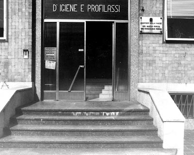 L'entrata con scalinata della sede della ex-USSL in via Clara Maffei a Bergamo prima della creazione della rampa di accesso.